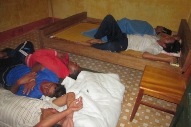 Cứu 15 ngư dân 26 giờ vật lộn với sóng dữ